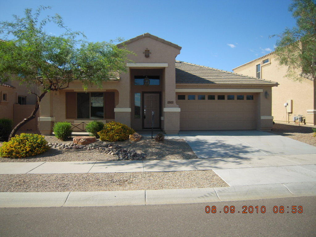 4 bedroom house, 2-car garage in Surprise